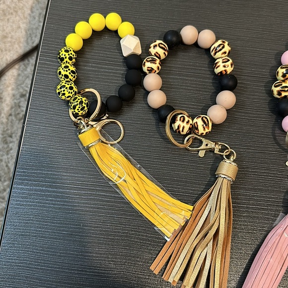 Total of 7 New Silicone bracelets with keychain - Picture 2 of 6